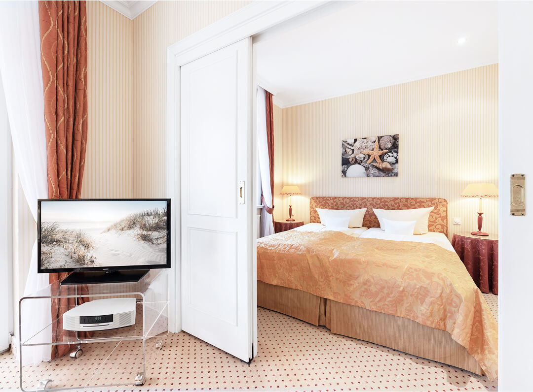 junior-suite Junior-Suite mit TV, großem Bett und seperaten Schlafbereich