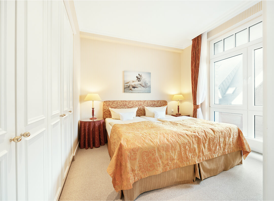 studio Strandhotel-Studio mit einem großen Bett und Festerbereich