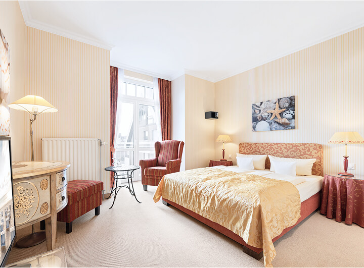 room-panorama-suiten-hotel-seepark-thun-congress-schweiz_08 Meerblick Suite mit einer wunderschönen Aussicht aufs Meer und Doppelbett