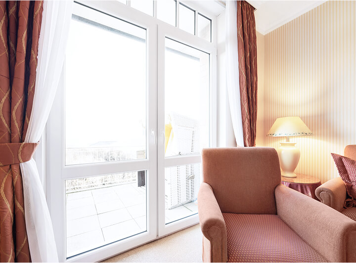 room-panorama-suiten-hotel-seepark-thun-congress-schweiz_03 Meerblick Suite mit einer wunderschönen Aussicht aufs Meer vom Balkon