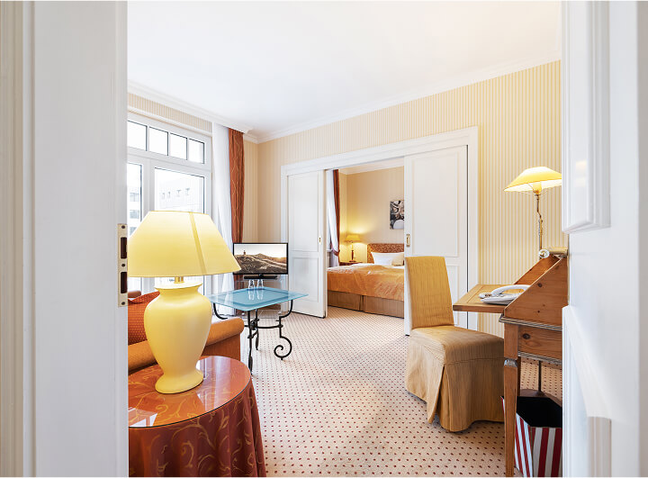 room-panorama-suiten-hotel-seepark-thun-congress-schweiz_03 Junior Suite Zimmer Wohn- und Schlafbereich