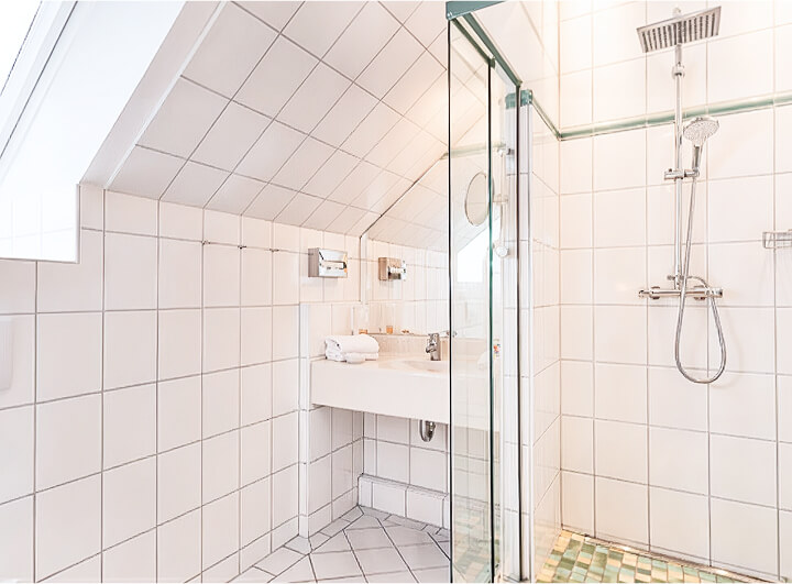 room-panorama-suiten-hotel-seepark-thun-congress-schweiz_03 Maisonette-Zimmer mit großem und geräumigem Badezimmer im Dachgeschoss